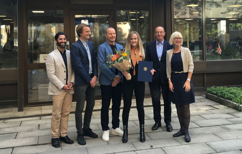 Lovisa Case, SSE MBA's scholarship recipient for 2020, together with the jury.