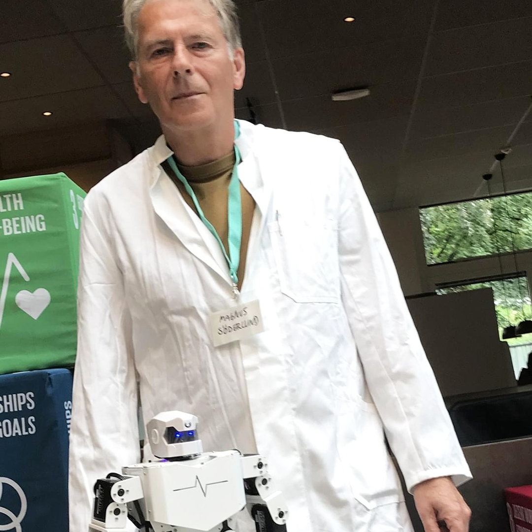 Magnus Söderlund is posing with a service robot